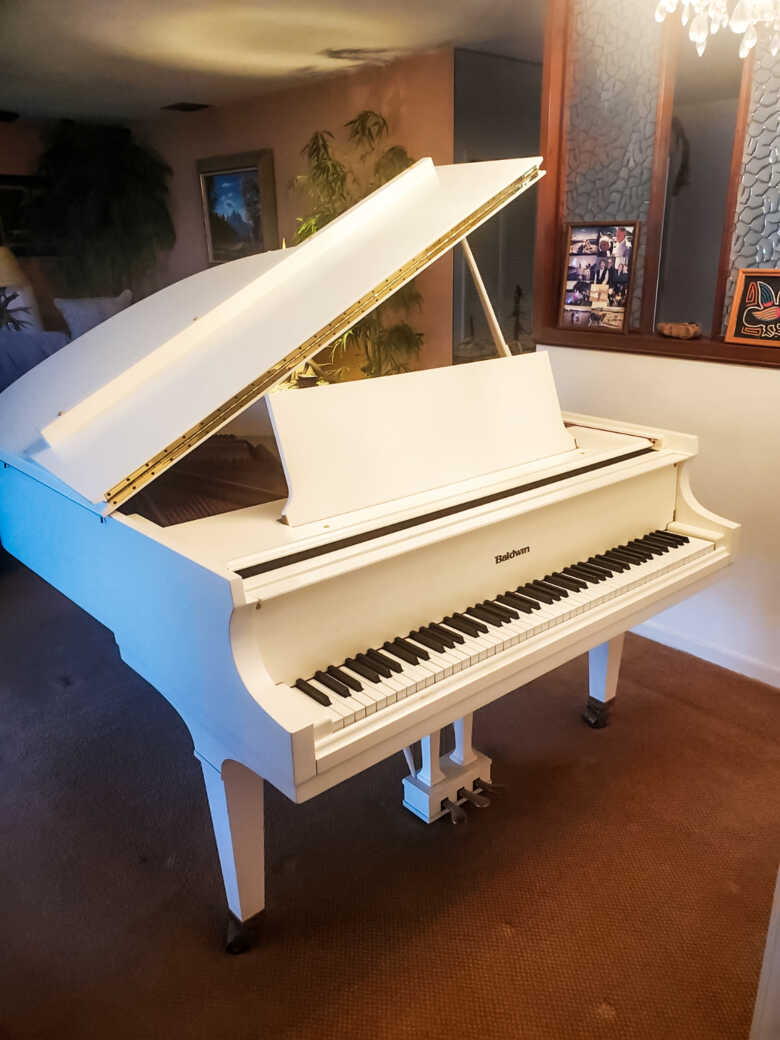 Baldwin Model R Grand Piano – 5'8", White Finish