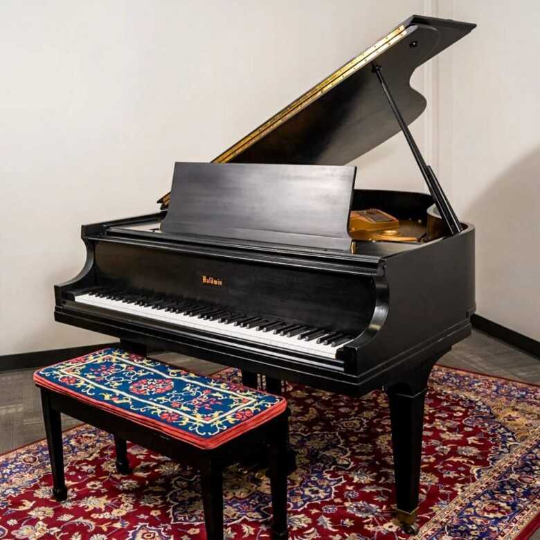 Baldwin Model R Grand Piano – 5'8" Ebonized Finish