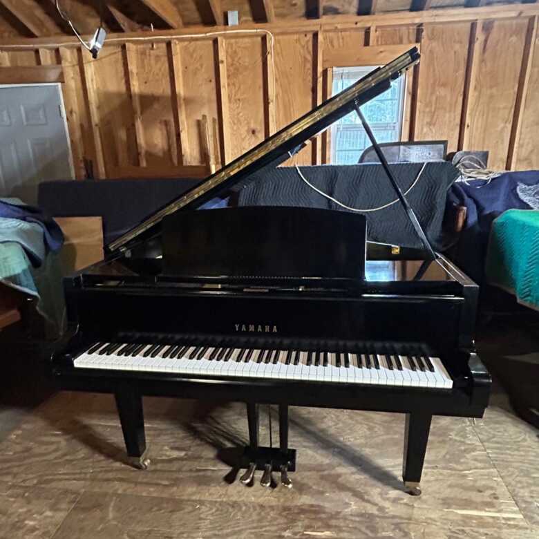 Yamaha G1 Grand Piano - 5'3" Ebony Great Sound