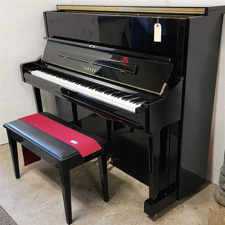 Yamaha U1 Upright Piano Glossy Black – Excellent Condition