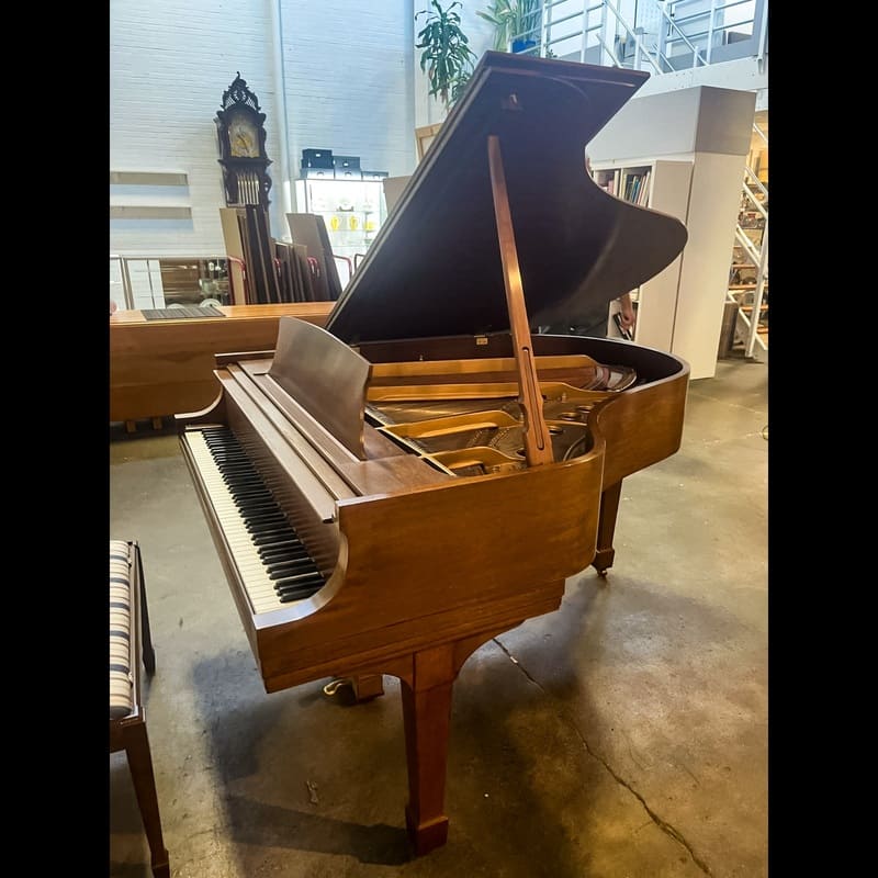 Steinway & Sons Grand Piano Model M – 5'7" – Walnut Polish