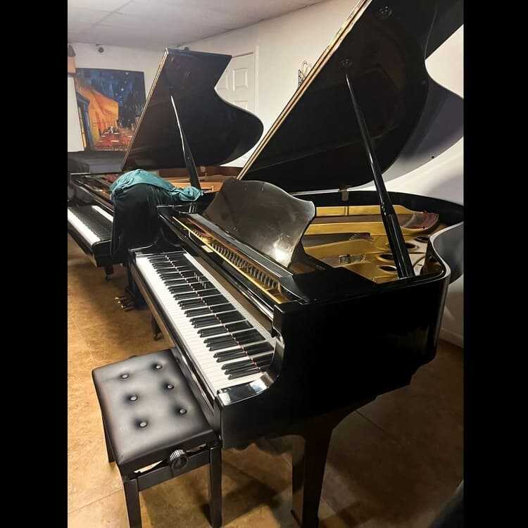 Yamaha C3 Grand Piano – 6'1" – Black Polish