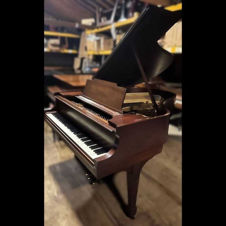 Steinway & Sons Model M Grand Piano – 5’7” Mahogany