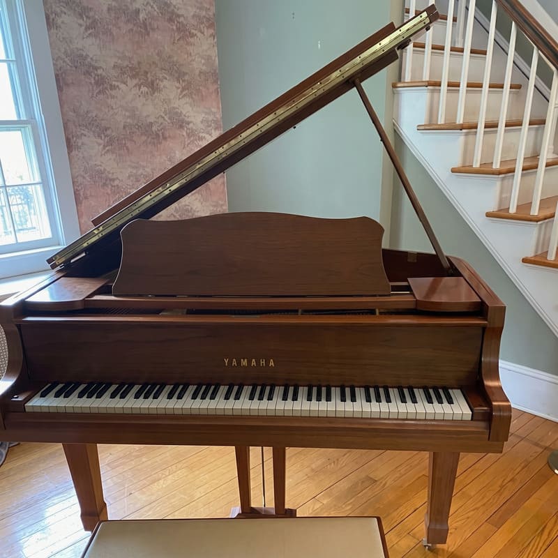 Yamaha Baby Grand Piano – Warm Satin Wood Finish
