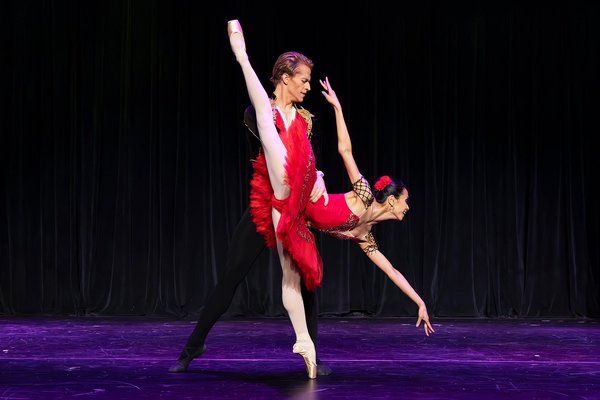 American Ballet Theatre Soloists Jarod Curley and Léa Fleytoux performing the grand pas de deux from Don Quixote. Photo courtesy of Westchester Ballet Company