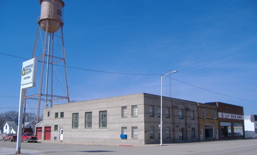 Water_Tower_and_businesses_from_3rd_and_Main_-_panoramio.jpg