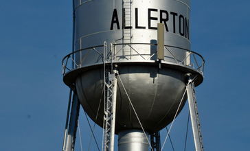 Allerton_Iowa_water_tower.jpg