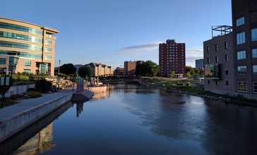 Downtown_Sioux_Falls_from_6th_St_Bridge_overlooking_Big_Sioux_River.jpg