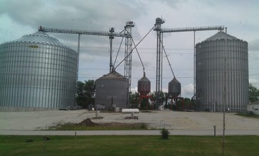 Farmer_s_Coop_Grain_elevators_in_Macksburg.jpg
