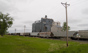 Grain_elevator_in_Kintyre__North_Dakota.jpg