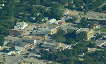 Aerial_view_of_Lyndon__Kansas_9-4-2013.JPG