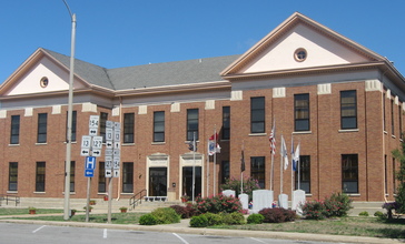 Perry_County_Courthouse_in_Pinckneyville.jpg
