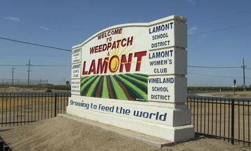 Welcome_sign_for_Weedpatch_and_Lamont__California__2012.jpg