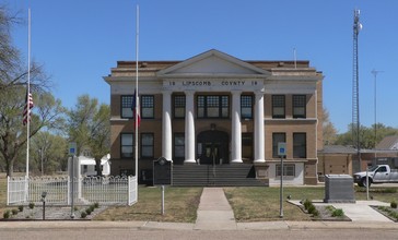 Lipscomb_County__Texas__courthouse_from_W_3.JPG