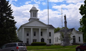 Stark_County_Courthouse_and_memorial__Illinois.jpg