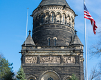 Garfield_Monument_and_flag_-_Lake_View_Cemetery_-_2015-04-04__22387453266_.jpg