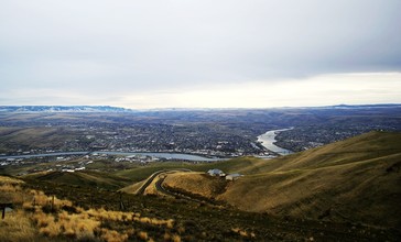 Lewiston_ID_and_Clarkston_WA_city_and_rivers_view_2006.jpg