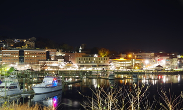 Norwich_CT_harbor_at_night.jpg