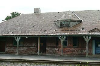 Rouses_Point_D_H_Railroad_Station_-_Trackside.jpg