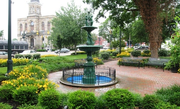 Town_square_of_Lisbon__Ohio_and_Columbiana_County_courthouse.JPG