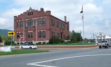 Dade_County_Courthouse_in_Trenton__Georgia__USA.jpg