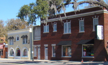 Crescent_City__Florida__Corner_at_N._Summit_Street_and_E._Central_Avenue.jpg