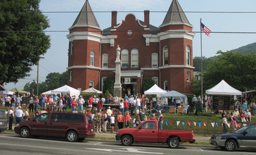 Independence_va_couthhouse_during_4thJuly_2006.jpg