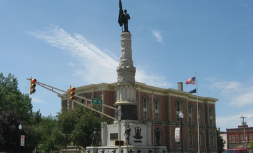 Randolph_County_Courthouse_and_monument.jpg