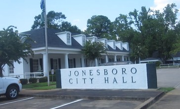 Jonesboro__LA__City_Hall_MVI_2685.jpg