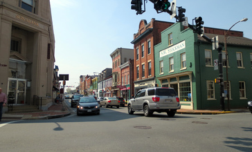 Center_of_Leesburg__Virginia_2012.jpg