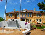 Mountain_View_Courthouse_with_Veteran_Memorial.jpg