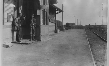 Men_on_railroad_station_platform._Hastings__Oklahoma_-_NARA_-_283744.jpg