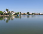 Picture_of_lake_front_in_Val_Vista_Lakes_in_Gilbert__Arizona__USA.jpg