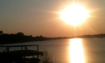 Crystal_Lake_Illinois_Sunset_over_lake.jpg