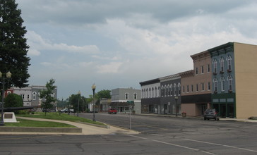Southern_side_of_courthouse_square_in_Sullivan.jpg