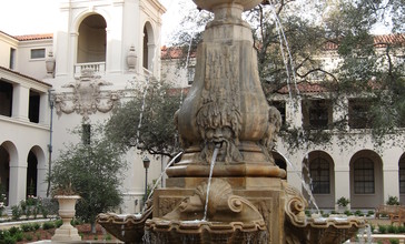 Courtyard_of_Pasadena_City_Hall.jpg