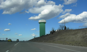 Arnold_Water_Tower_from_I-55_North.JPG