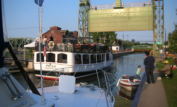 Canal_tour_boat.jpg