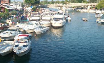 The_North_Tonawanda_side_of_Gateway_Harbor_during_a_summer_Canal_Concert.jpg