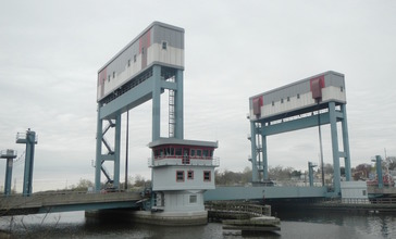 Belleville_Turnpike_lift_bridge_SW_cloudy_jeh.jpg