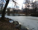 Westfield_New_Jersey_Mindowaskin_park_with_buildings_and_trees_and_frozen_lake.JPG