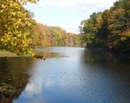 Echo_Lake_Park_in_Mountainside_NJ_autumnal_scene.jpg
