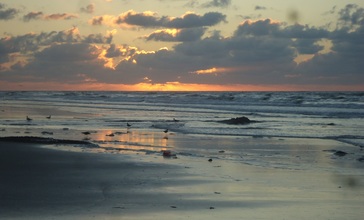 Sunrise_in_Wildwood_New_Jersey_with_Atlantic_Ocean_looking_northeast.jpg