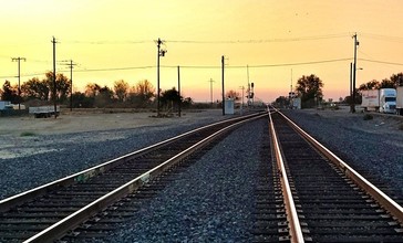 Central_Valley_sunset._-chowchilla_-railroad_-tracks__14841197006_.jpg