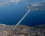 I-90_bridge_across_Lake_Washington_in_Seattle.jpg