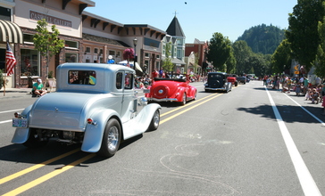 Downtown_Troutdale_-_vintage_cars.jpg