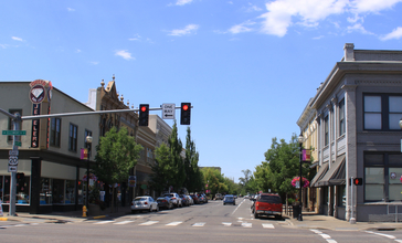 Albany__Oregon_looking_west_down_1st_Ave_SW_in_the_summer_of_2014.jpg
