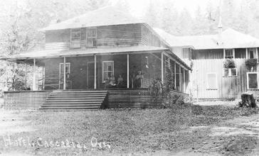 Hotel_in_Cascadia_Oregon_1925.jpg