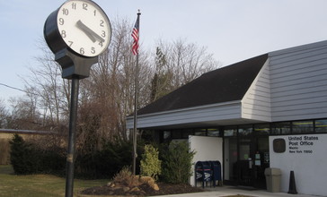 Street_clock_at_Mastic_Post_Office.JPG