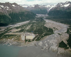 Alaska_pipeline_route_near_Valdez_River.jpg